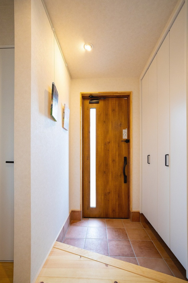 Design ideas for an entrance in Kyoto with white walls, a single front door, a brown front door, a wallpapered ceiling and wallpapered walls.