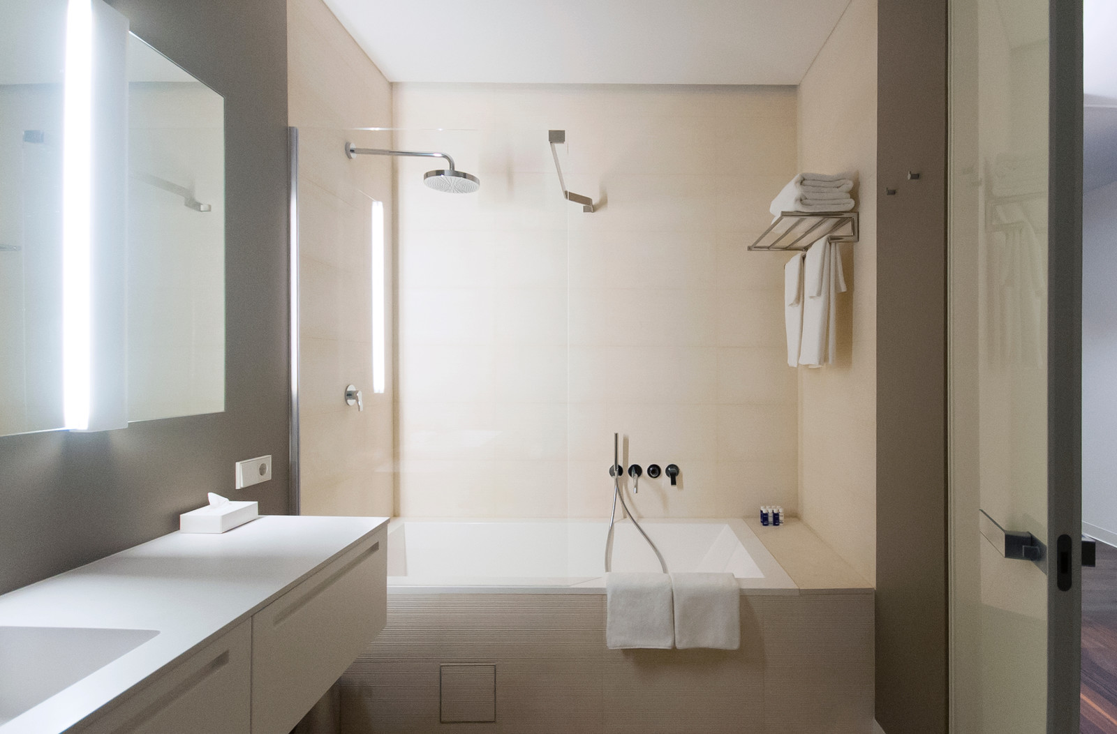 ИНТЕРЬЕРЫ / INTERIORS