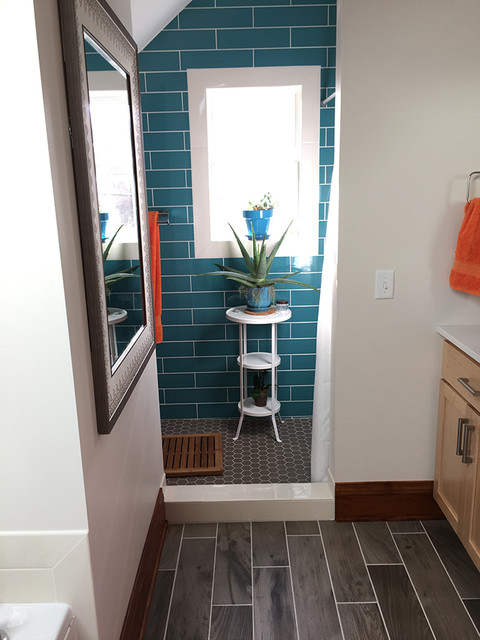 Bright Turquoise Bathroom contemporary-badrum