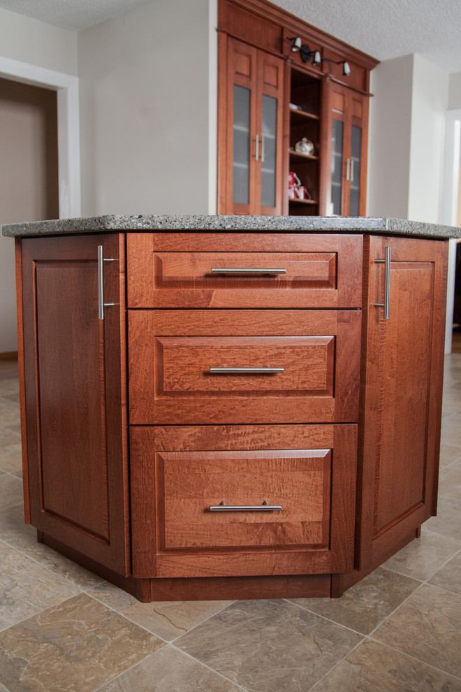 Eat-in kitchen - mid-sized traditional l-shaped vinyl floor and beige floor eat-in kitchen idea with raised-panel cabinets, medium tone wood cabinets, quartz countertops, an island, an undermount sink, beige backsplash, ceramic backsplash and white appliances