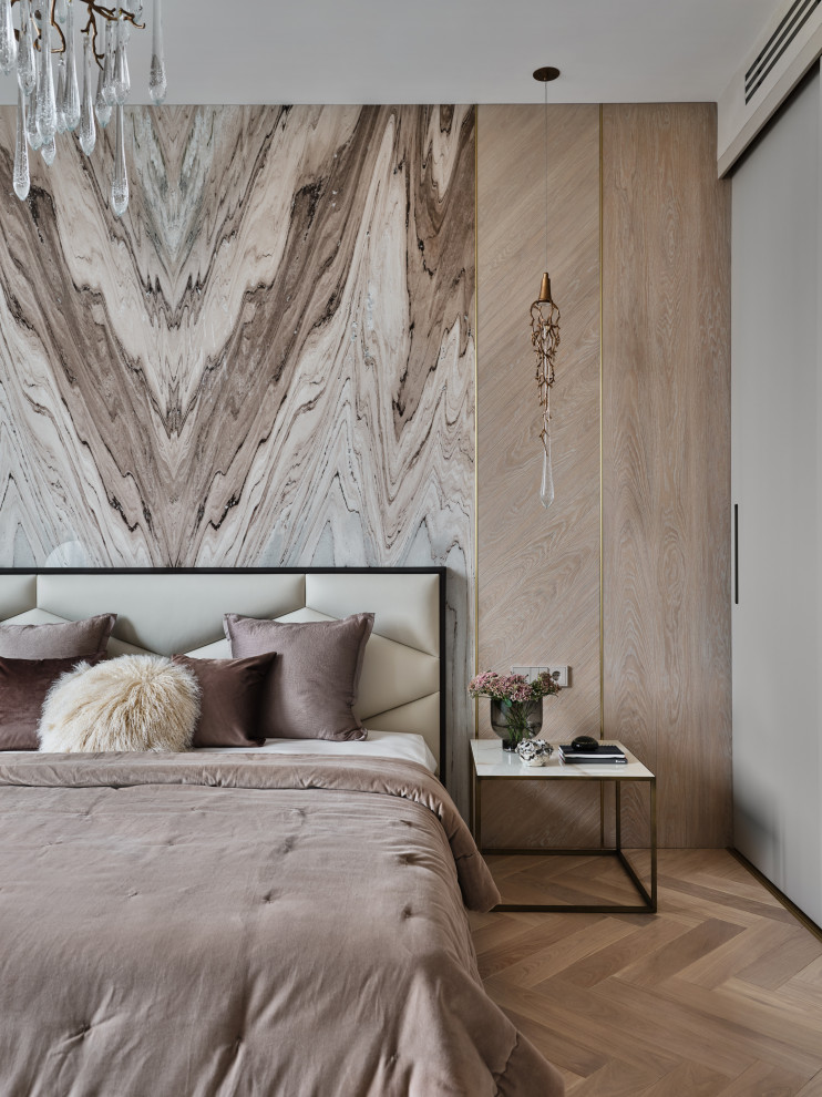 モスクワにある小さなコンテンポラリースタイルのおしゃれな主寝室 (ベージュの壁、無垢フローリング、ベージュの床、羽目板の壁) のレイアウト