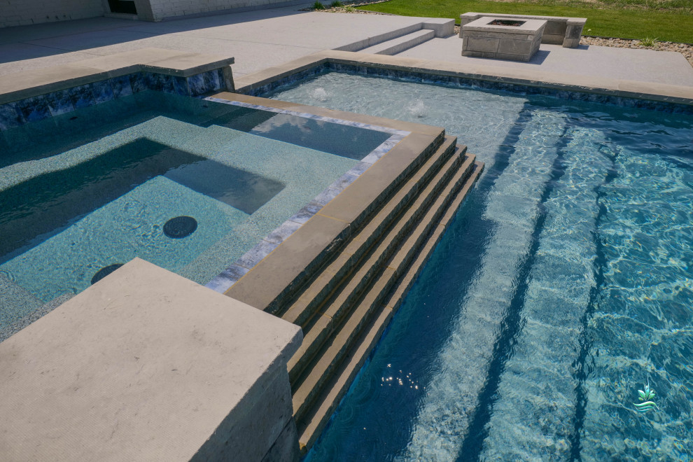 Imagen de piscina natural vintage extra grande rectangular en patio trasero con privacidad y entablado
