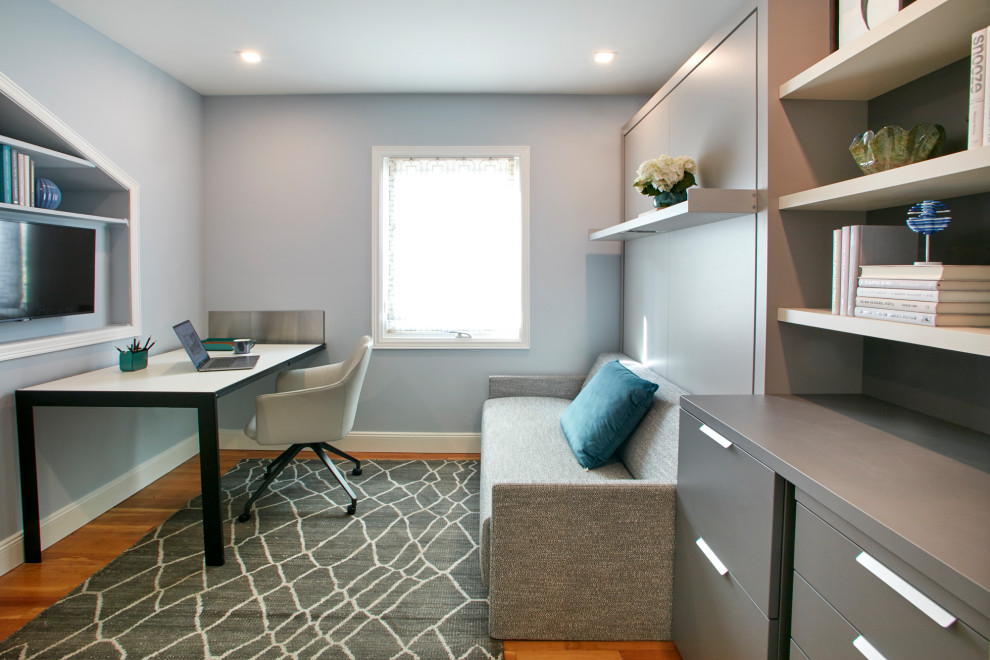Foto di un piccolo ufficio tradizionale con pareti grigie, parquet chiaro, nessun camino, scrivania incassata e pavimento marrone