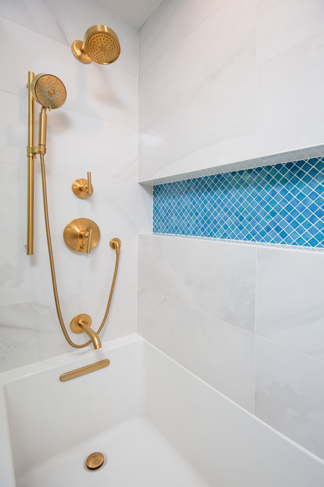 Пример оригинального дизайна: маленькая главная ванная комната в средиземноморском стиле с темными деревянными фасадами, ванной в нише, биде, белой плиткой, керамогранитной плиткой, синими стенами, полом из керамогранита, врезной раковиной, столешницей из искусственного кварца, серым полом, белой столешницей, нишей, тумбой под одну раковину и подвесной тумбой для на участке и в саду