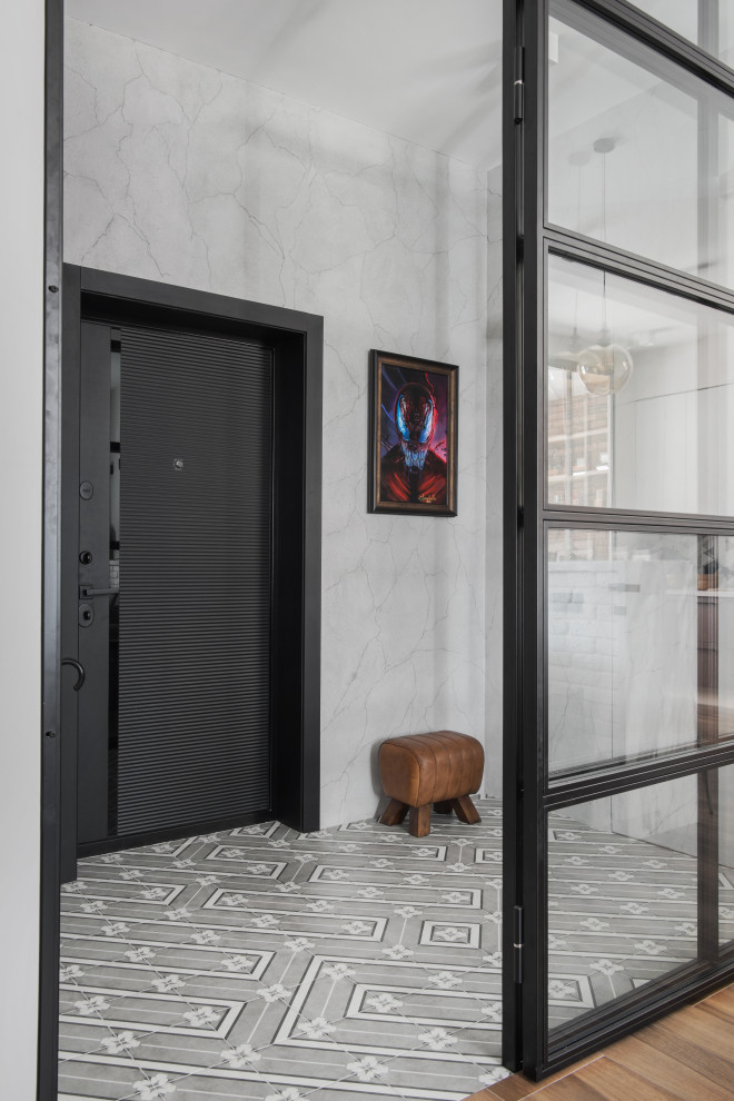Ispirazione per una piccola porta d'ingresso con pareti grigie, pavimento con piastrelle in ceramica, una porta singola, una porta nera e pavimento grigio
