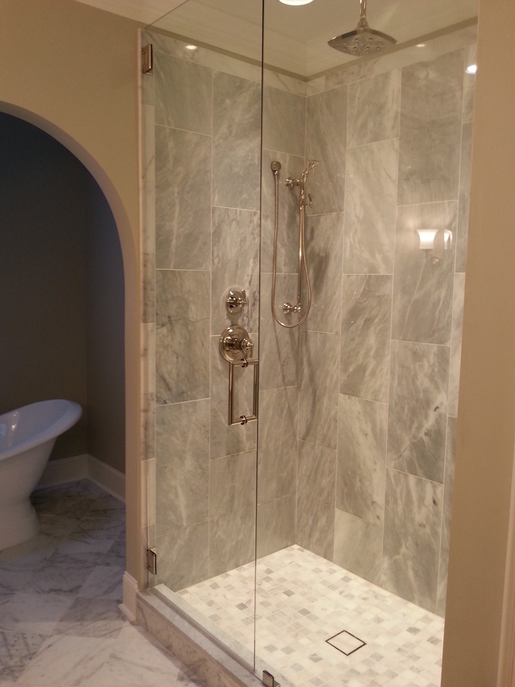 Exempel på ett stort en-suite badrum, med skåp i shakerstil, vita skåp, ett fristående badkar, en toalettstol med separat cisternkåpa, vit kakel, stenkakel, grå väggar och marmorgolv