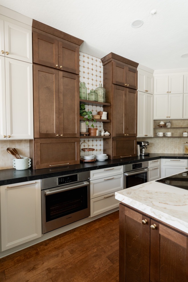 Kitchen - transitional kitchen idea in Phoenix