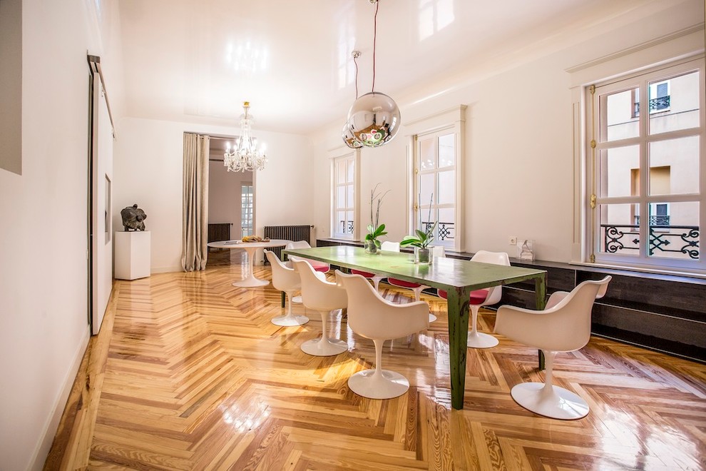Imagen de comedor clásico renovado grande cerrado sin chimenea con paredes blancas y suelo de madera en tonos medios
