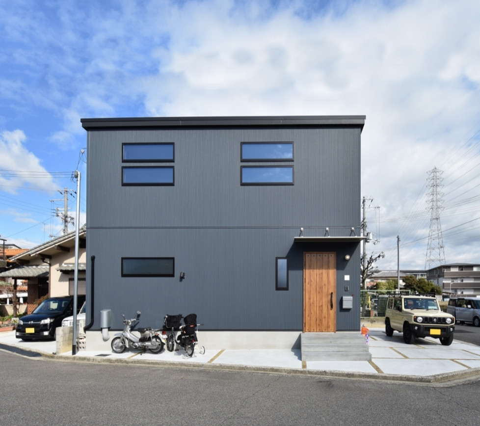 Inspiration for a beach style house exterior in Osaka.