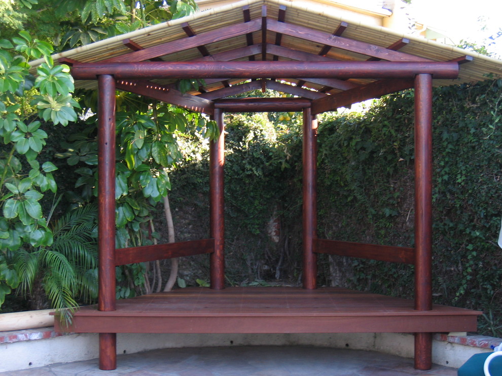 Inspiration for a rustic landscaping in Los Angeles.