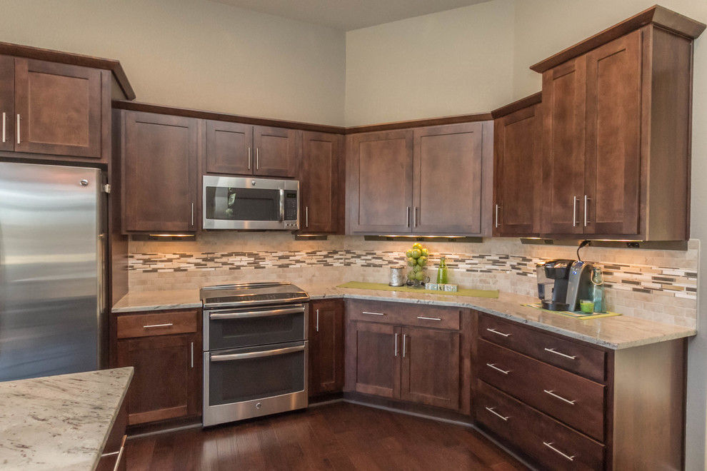 Mid-sized transitional u-shaped medium tone wood floor eat-in kitchen photo with an undermount sink, shaker cabinets, medium tone wood cabinets, granite countertops, gray backsplash, ceramic backsplash, stainless steel appliances and a peninsula
