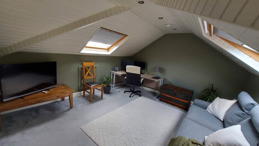 Cette image montre un grand bureau design avec un mur vert, moquette, un bureau indépendant, un sol gris et un plafond en lambris de bois.