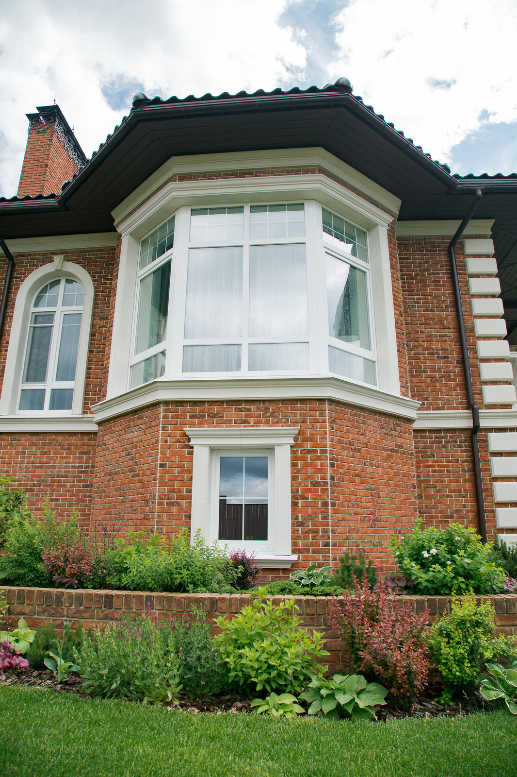 Фото реализованного проекта усадьбы с элементами из архикамня