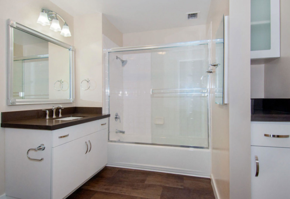 Bathroom - transitional bathroom idea