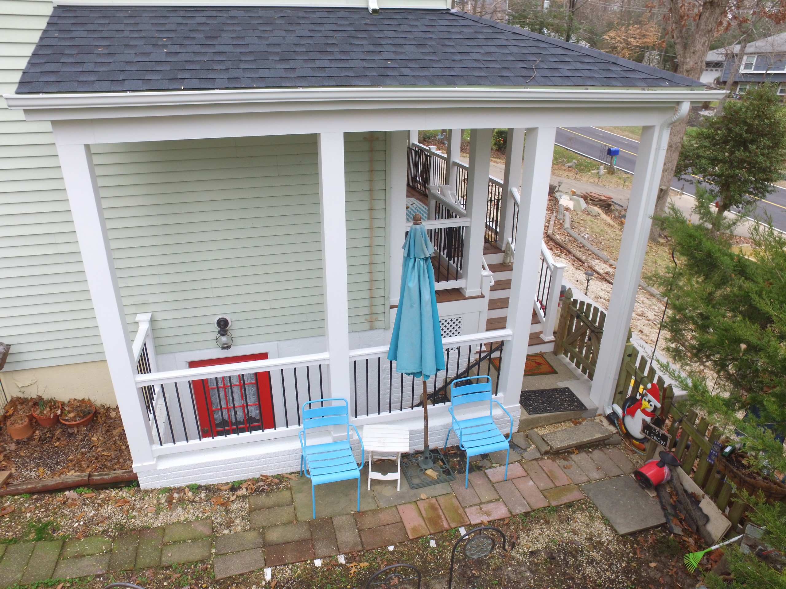Front Porch w/ Breezeway to Basement