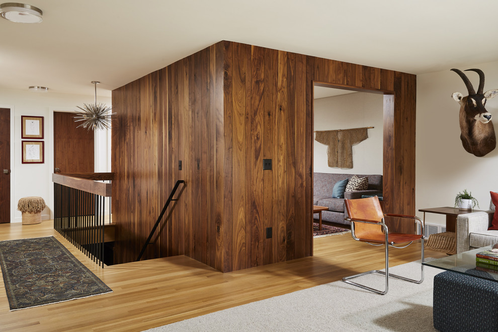 Retro Wohnzimmer mit braunem Holzboden in Minneapolis