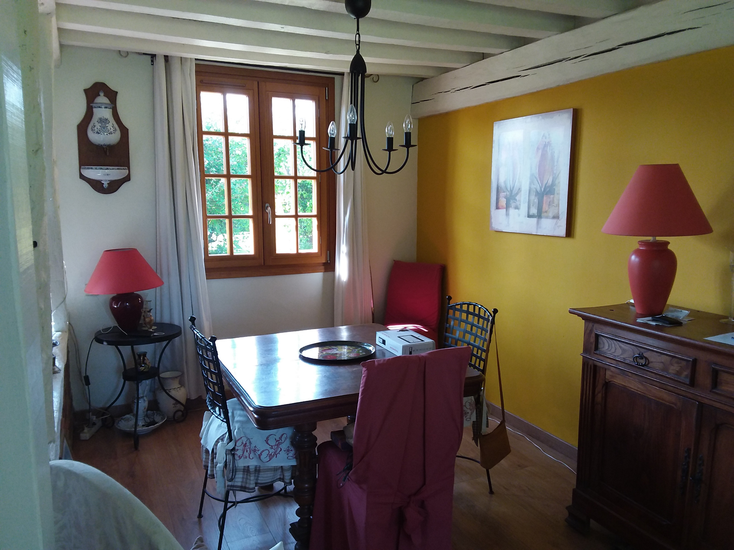 Décoration d'une salle à manger dans une longère normande