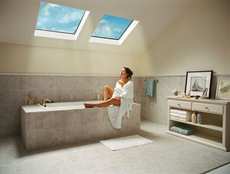 Idéer för ett stort modernt en-suite badrum, med skåp i ljust trä, ett platsbyggt badkar och beige väggar