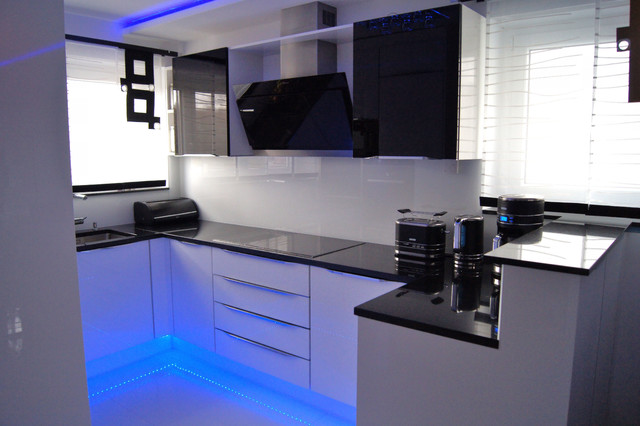 Moderne Kuche Ruhl Schwarz Weiss Contemporary Kitchen Stuttgart By Kuchen Direkt24 Houzz Ie