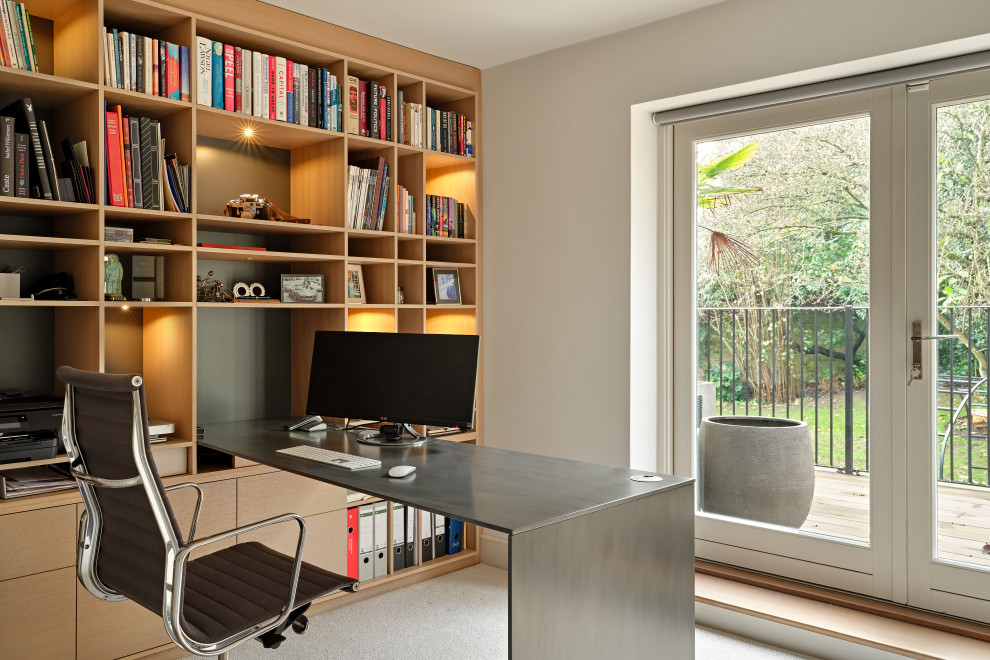 Immagine di un piccolo ufficio contemporaneo con moquette, nessun camino, scrivania incassata e pavimento beige