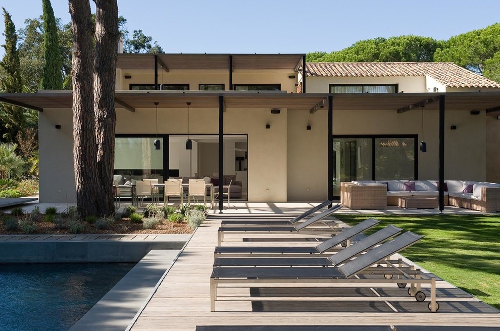 Idée de décoration pour une grande terrasse arrière design.