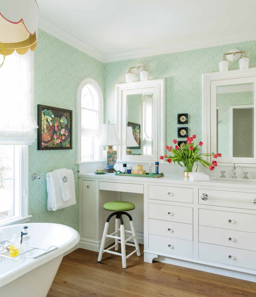 Imagen de cuarto de baño principal y único bohemio de tamaño medio con armarios estilo shaker, bañera exenta y paredes verdes