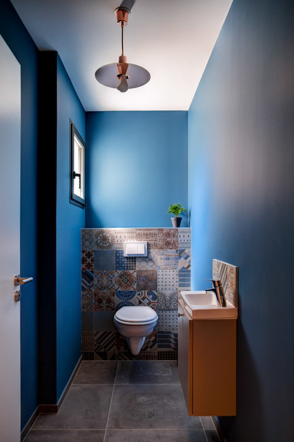 La maison aux notes bleues par Maylis D&eacute;coration modern-gaestetoilette