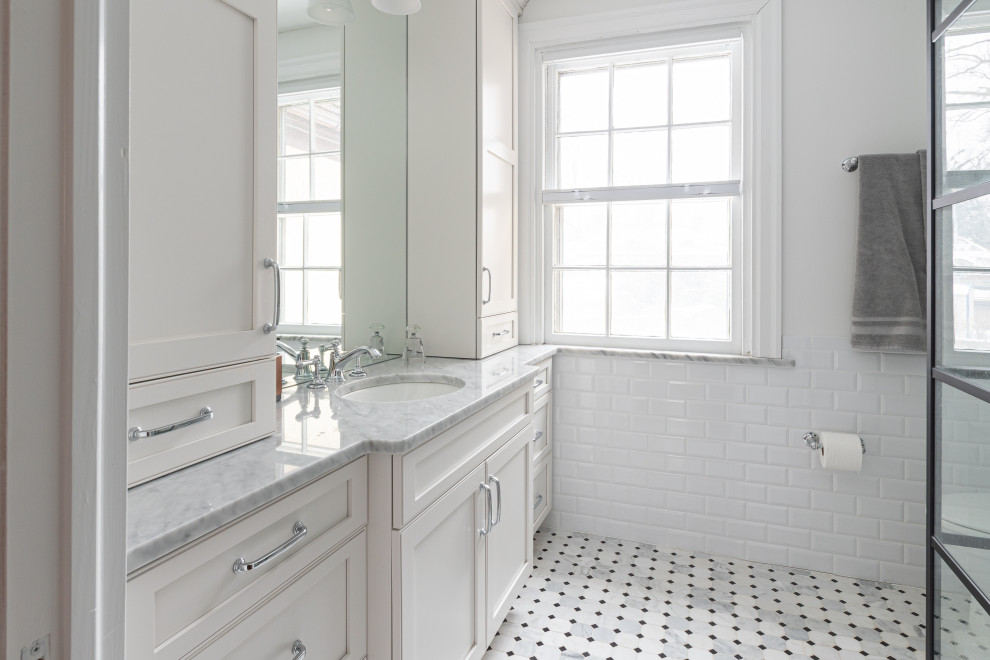 Источник вдохновения для домашнего уюта: маленькая главная ванная комната в классическом стиле с фасадами в стиле шейкер, белыми фасадами, угловым душем, унитазом-моноблоком, белой плиткой, плиткой кабанчик, белыми стенами, мраморным полом, врезной раковиной, мраморной столешницей, серым полом, душем с распашными дверями, коричневой столешницей, тумбой под одну раковину и встроенной тумбой для на участке и в саду