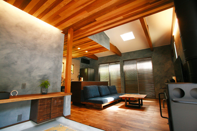 木と塗り壁とストーブの空間 moderne-salon