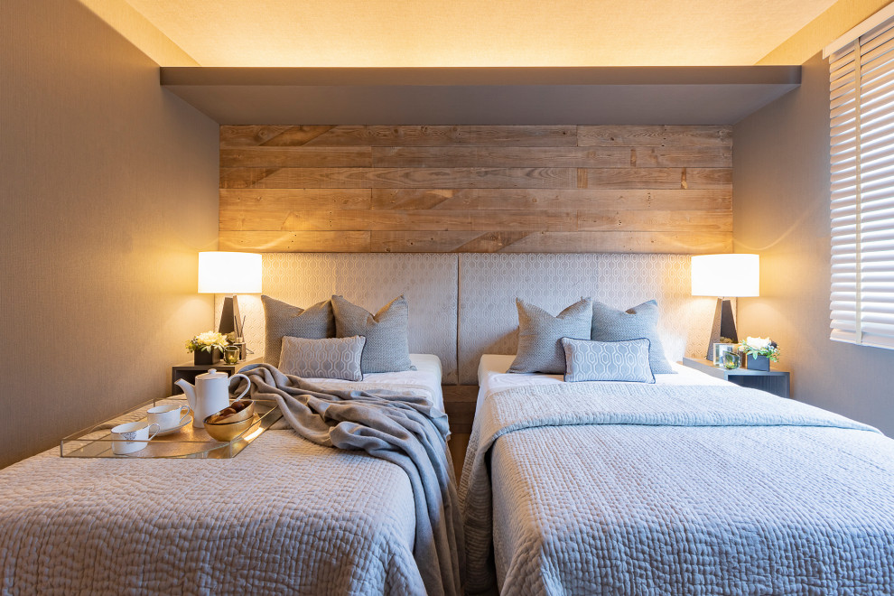 На фото: хозяйская спальня среднего размера в стиле рустика с полом из фанеры, коричневым полом, потолком с обоями и деревянными стенами с