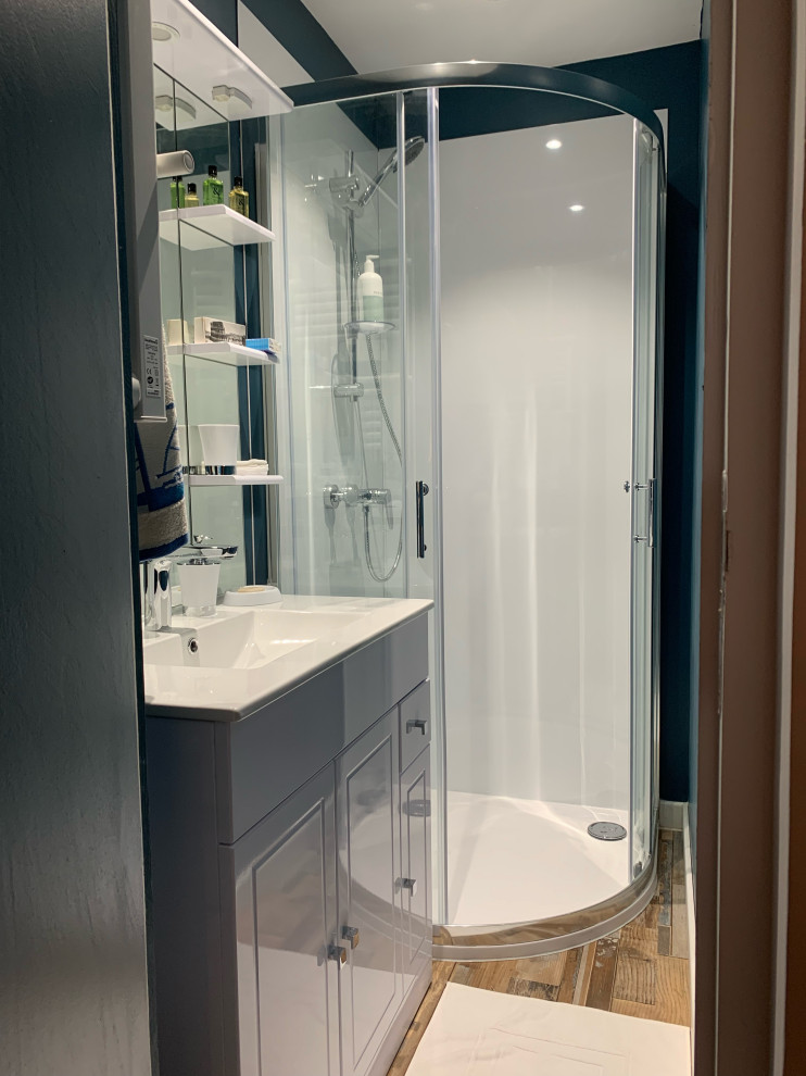 Exemple d'une petite salle d'eau avec des portes de placard grises, une douche d'angle, un lavabo encastré, une cabine de douche à porte coulissante et meuble simple vasque.