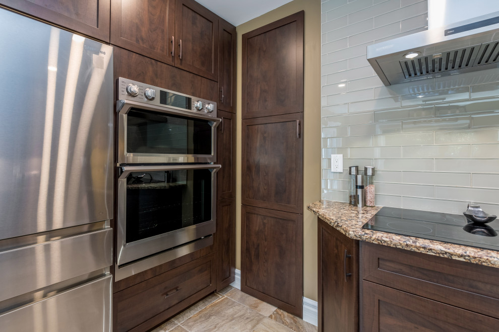 Example of a classic kitchen design in Toronto
