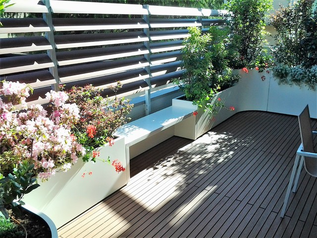 Terrazzo con fioriere bianche, panca e mascheramento contemporary-deck