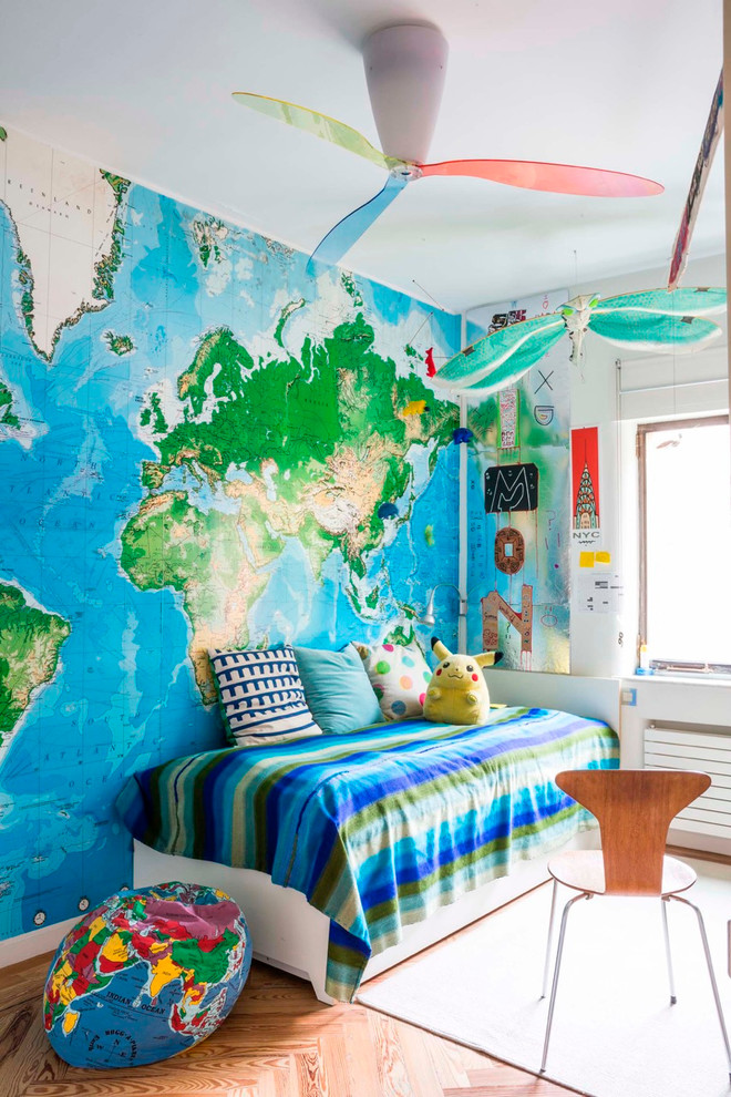 Mid-sized eclectic gender-neutral kids' bedroom in Other with multi-coloured walls and medium hardwood floors for kids 4-10 years old.