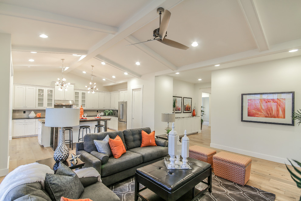 Transitional home design photo in Phoenix