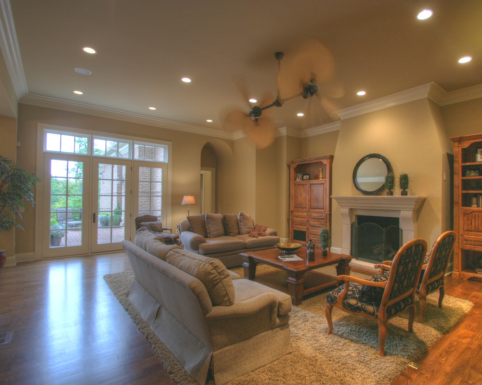 Traditional family room in Columbus.