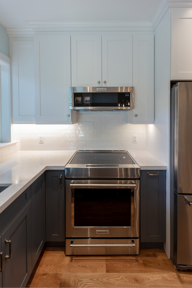 Example of a transitional kitchen design in Toronto