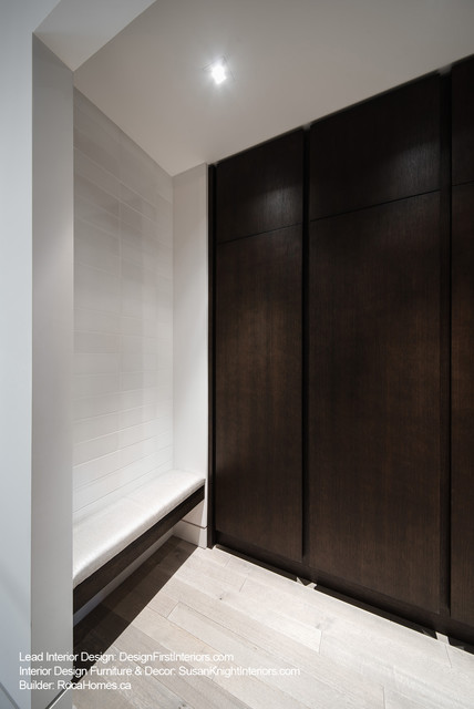 Custom Canal Condo modern-ankleidezimmer