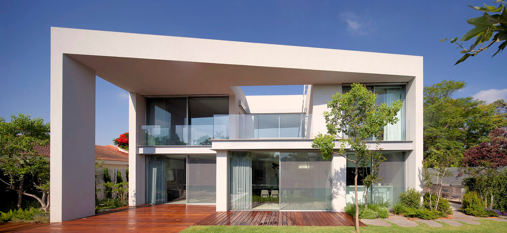 Photo of a contemporary two-storey exterior in Tel Aviv.