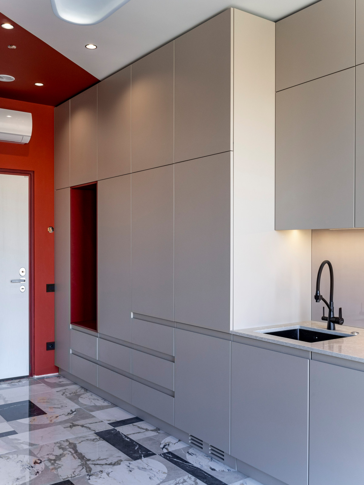 Большая стильная кухня в неоклассическом стиле в светлых тонах