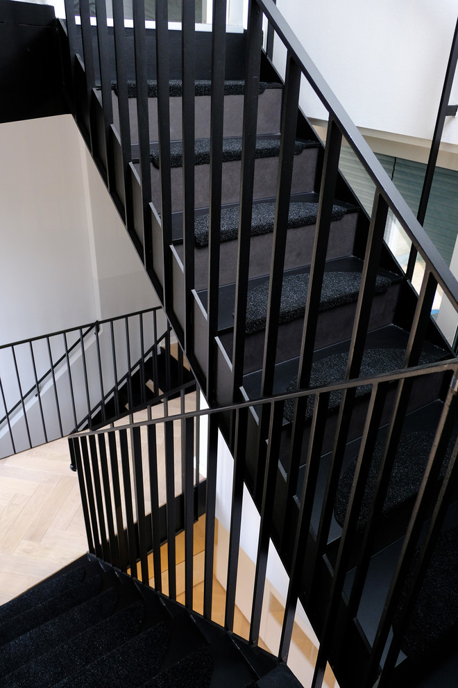 Стильный дизайн: п-образная металлическая лестница среднего размера в современном стиле с металлическими ступенями и металлическими перилами - последний тренд