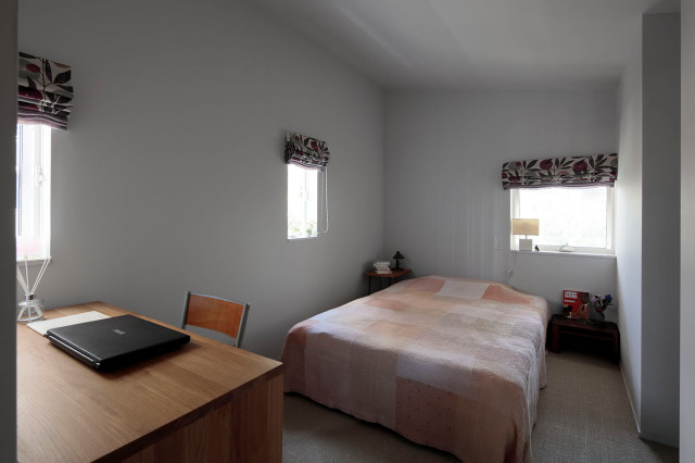 光帯の家 moderno-dormitorio