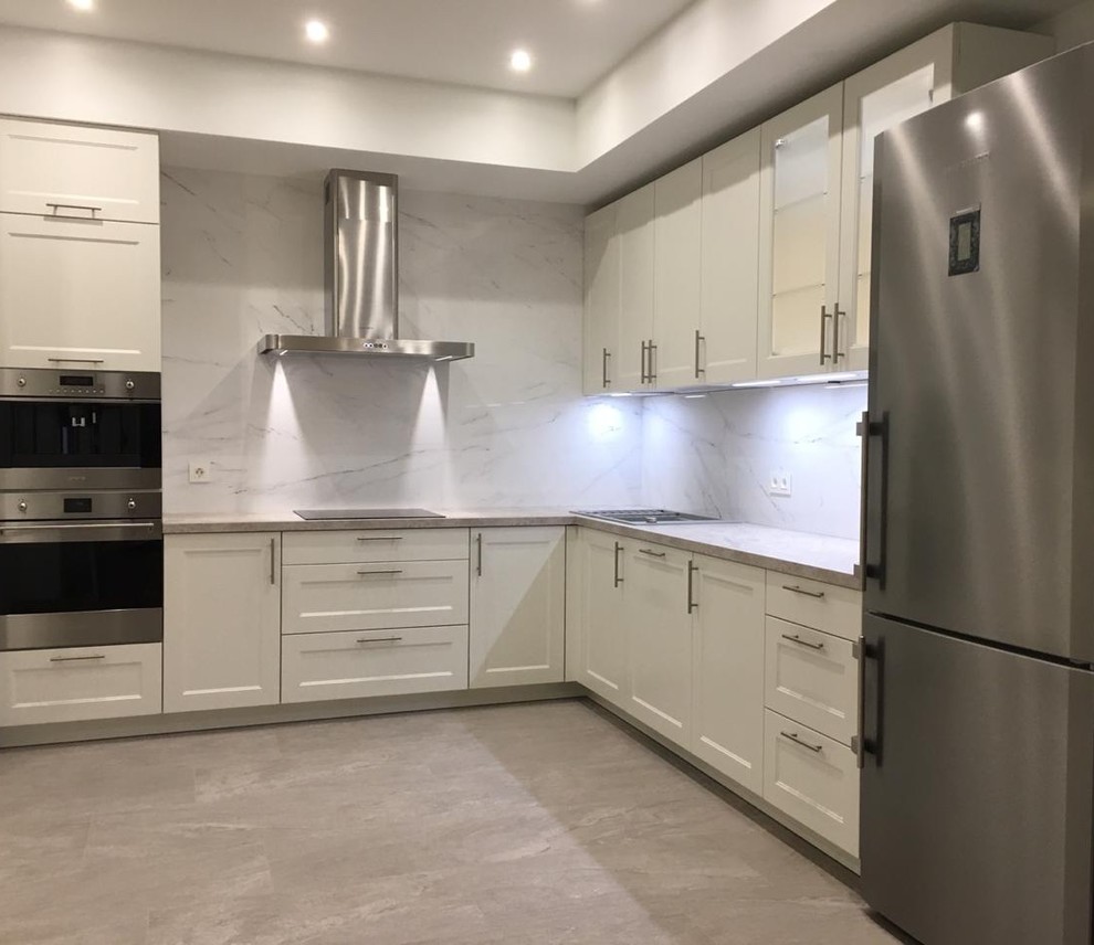 Inspiration for a mid-sized transitional l-shaped eat-in kitchen in Other with an undermount sink, recessed-panel cabinets, medium wood cabinets, laminate benchtops, white splashback, porcelain splashback, stainless steel appliances, porcelain floors, no island, beige floor and beige benchtop.