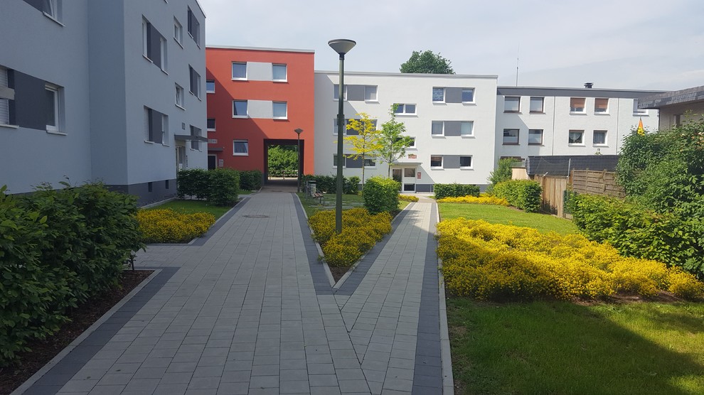 Gartenweg im Sommer, hinter dem Haus mit Gartenweg und Betonboden in Essen
