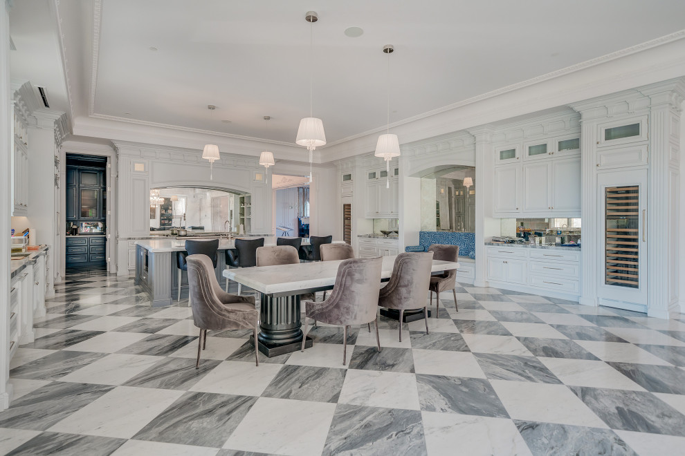 Immagine di una cucina mediterranea con top in marmo e pavimento in marmo