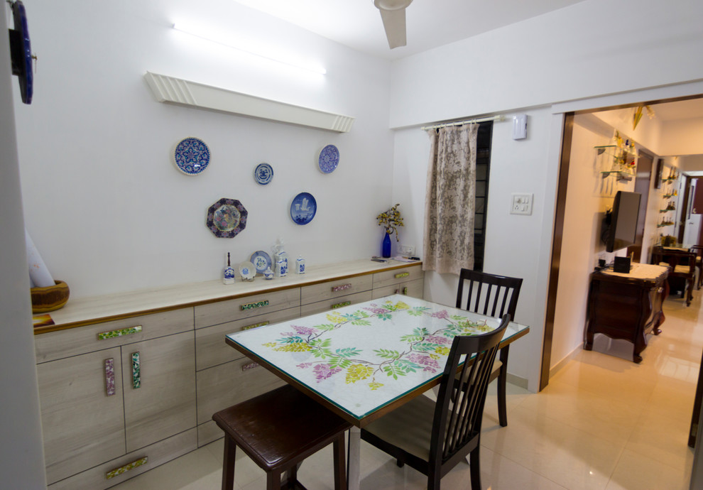 This is an example of a contemporary dining room in Mumbai.
