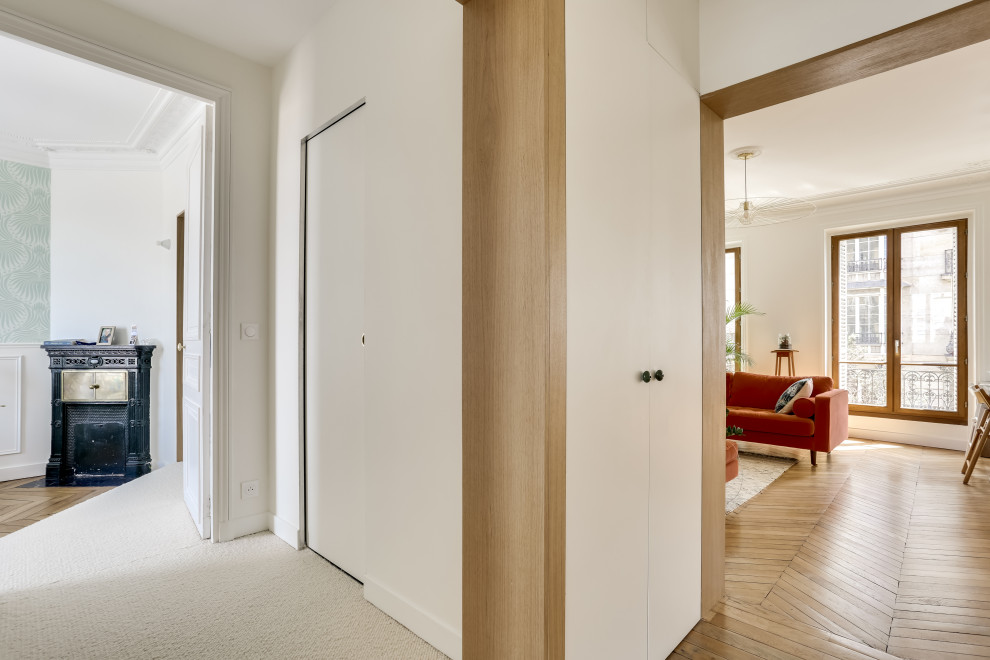 Inspiration för små klassiska vardagsrum, med beige väggar, heltäckningsmatta och beiget golv