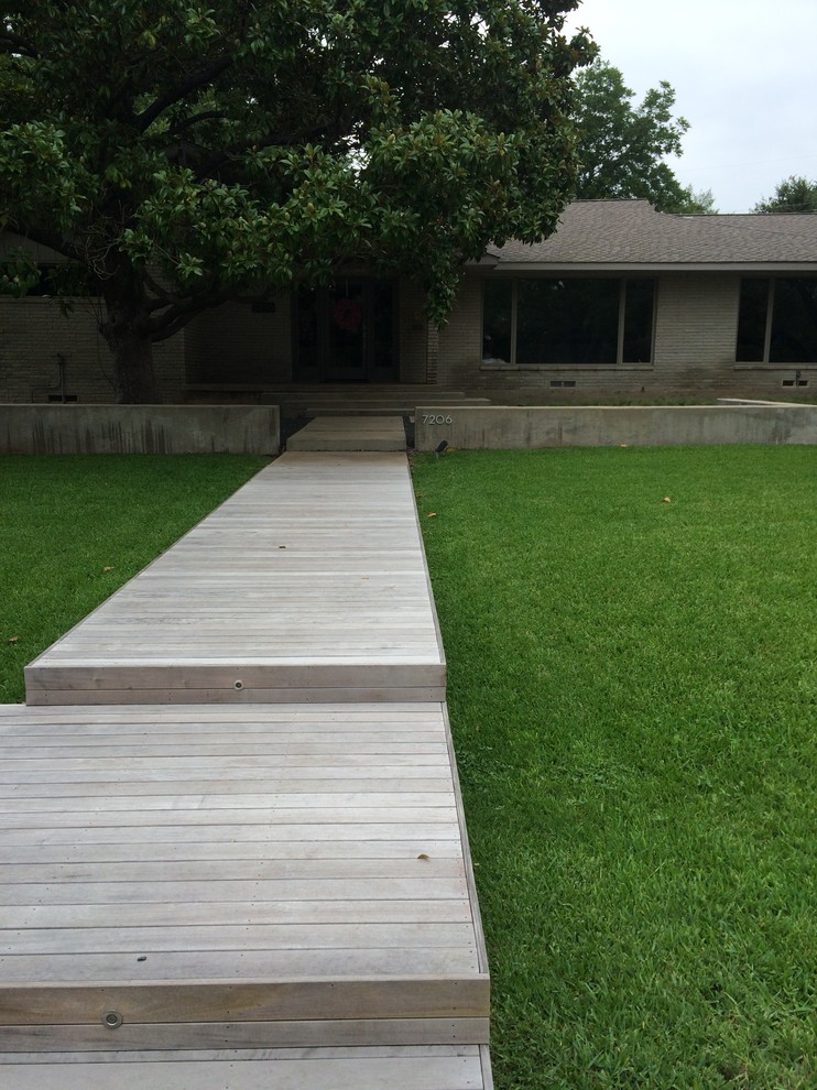Design ideas for a mid-sized modern front yard landscaping in Dallas.