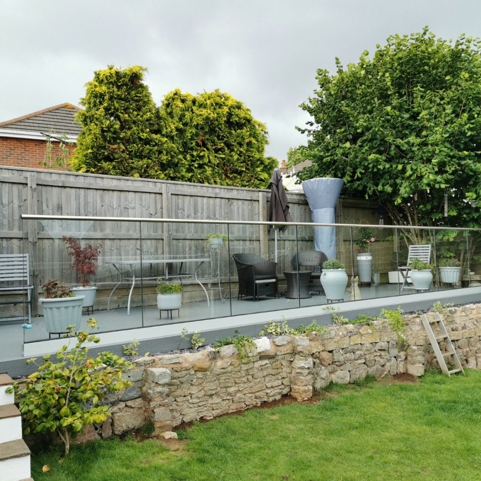 Immagine di un grande giardino formale minimalista dietro casa con pedane