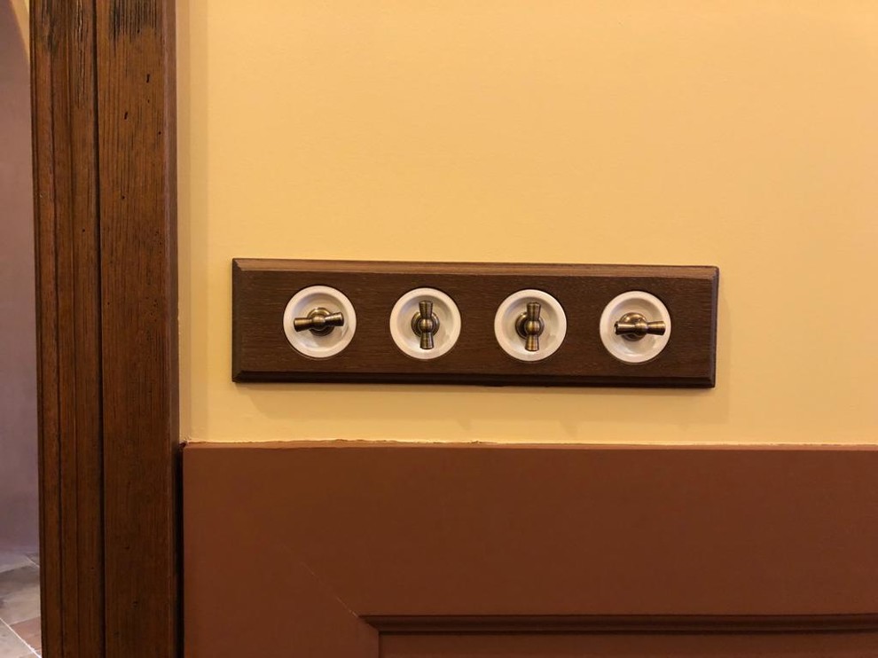 Винтажная электрика Salvador для скрытого монтажа в интерьере загородного дома.